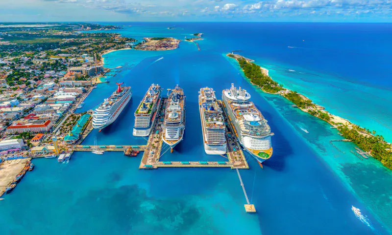 Crucero moderno de lujo navegando en aguas tropicales